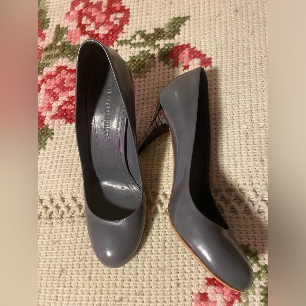 BURBERRY heels!! sz 38